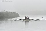 02-09-2023 Breda - Dichte mist hangt er in de ochtend rond de stad.  Roeiers van roeivereniging Breda trainen op rivier De Mark in de mist. - Fotokrant